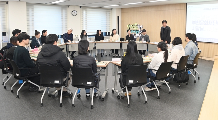 1-2. 간담회 참석자들이 점심을 함께하며 의견을 나누고 있다.jpg