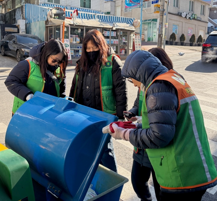 1-1 제설함 내 제설제 비축량을 점검하고 있다.jpg