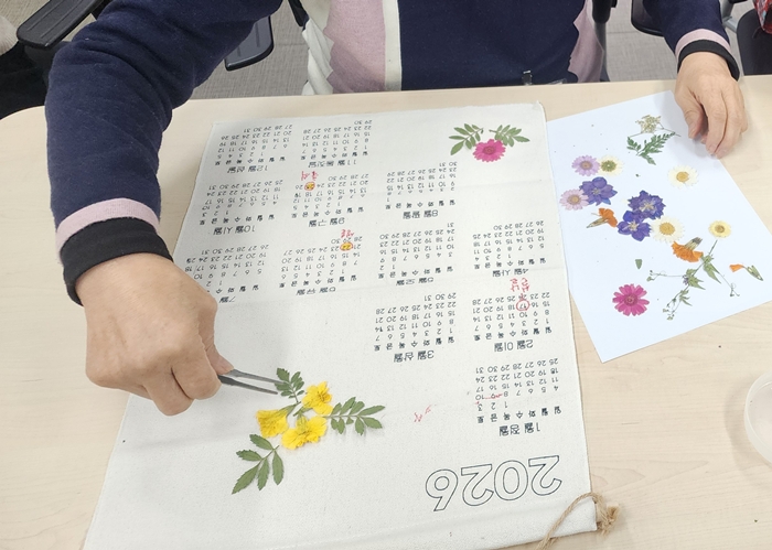 5-1. 프로그램 참여 어르신이 원예 활동을 하고 있다.jpg