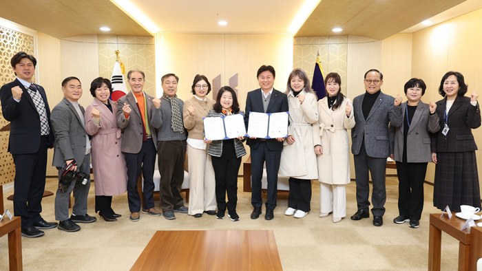 1-1. 협약식 관계자들이 협약 체결 단체 기념사진을 찍고 있다.JPG