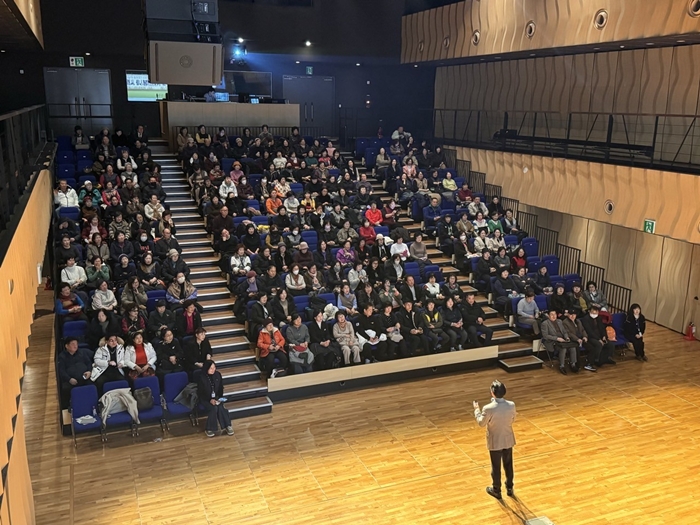 3-1. 강정모 강사가 자원봉사 리더의 역할과 책임에 대해 강연하고 있다.jpg