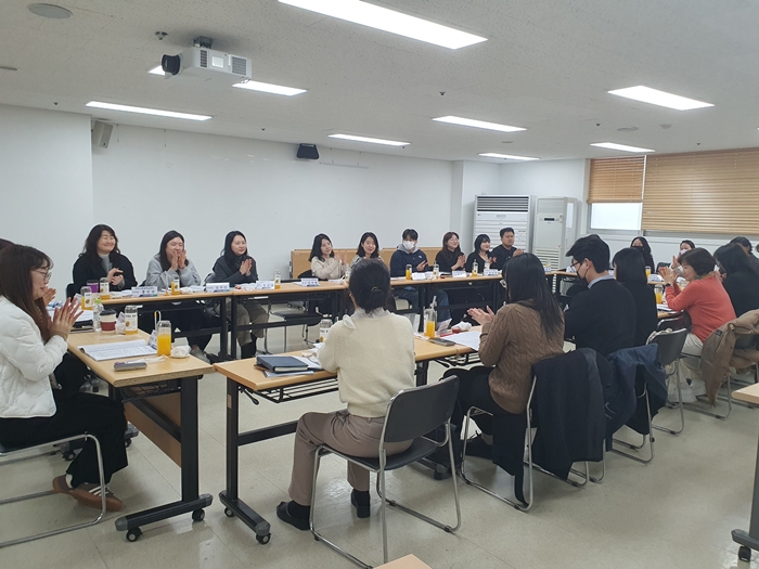 2-2. 협의회 참석자들이 지역 일자리 정책의 효율적 추진을 위한 기관 간 협력 방안을 논의하고 있다.jpg
