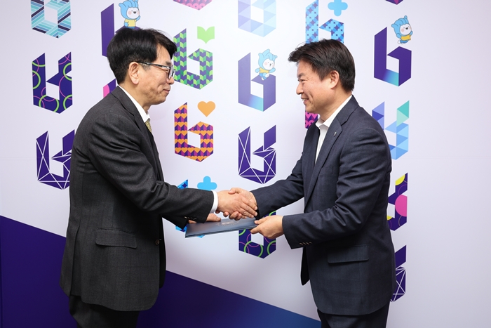 1-1. 하정수 신임 사장이 조용익 부천시장에게 임명장을 받고 있다.jpg