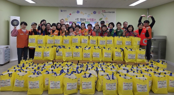 5-2. 행사 참여자들이 전체 기념 촬영을 하고 있다.jpg