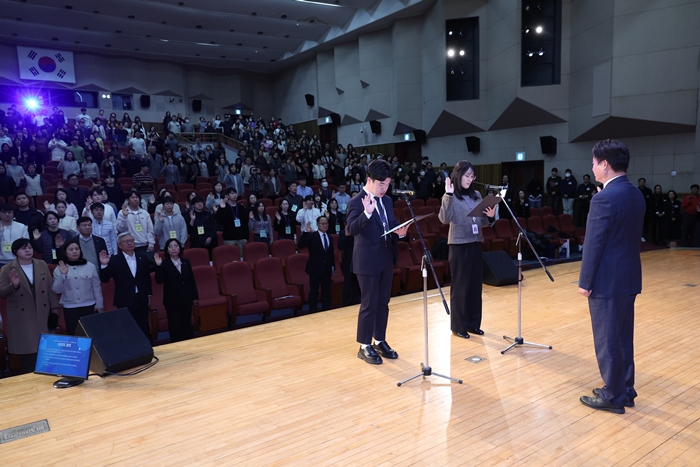 4-1.부천시 공무원 대표가 청렴 실천 선서를 하고 있다.jpg