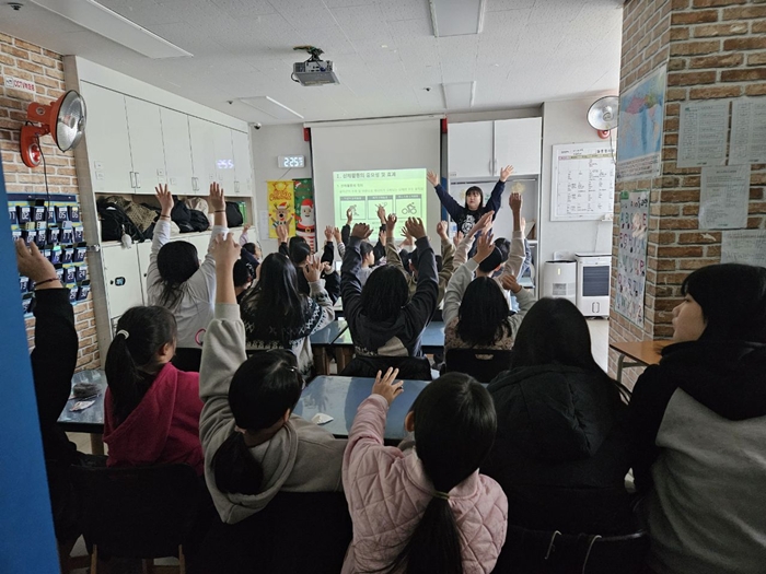 4-1. 아동들이 건강채움교실 프로그램에 참여하고 있다.jpg