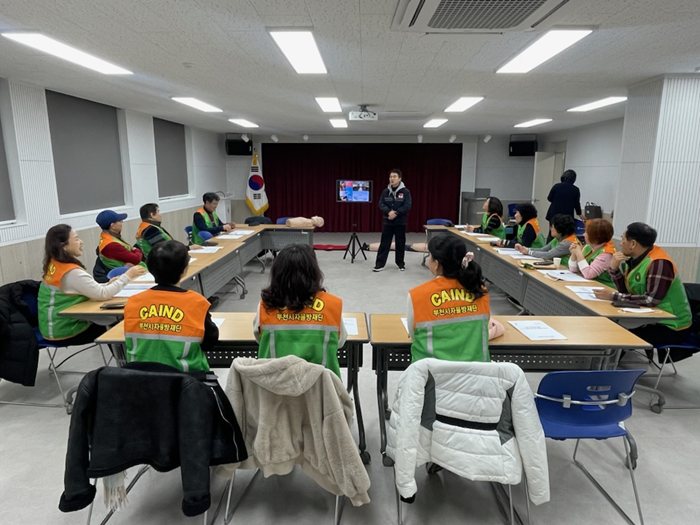 2.1. 심폐소생술 이론 교육을 듣고 있는 모습.jpg