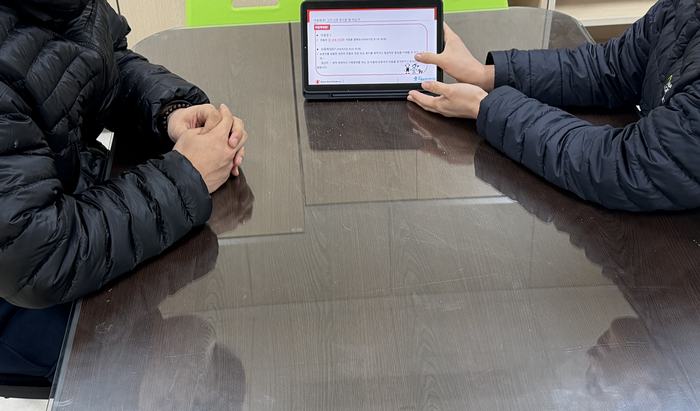 1. 학대행위자가 아동보호전문기관에서 교육받고 있다.jpg