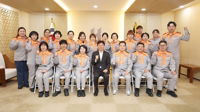 4-2. 간담회 참석자들이 기념 촬영을 하고 있다.JPG