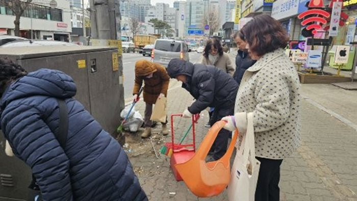 2.3.춘의동 통장협의회 무단투기 취약지역 환경정비 활동.jpg