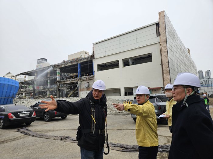 1.3.(구)상동 홈플러스 해체 공사 현장 관계자에게 사고 예방에 유의할 것을 당부하고 있다..jpg