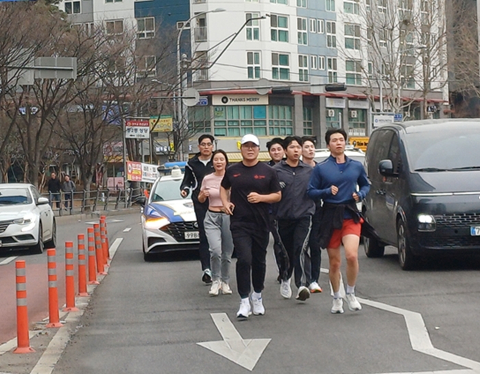 4-1. 부천시청 마라톤 동호회 회원들이 달리며 로드체킹을 하고 있다.jpg
