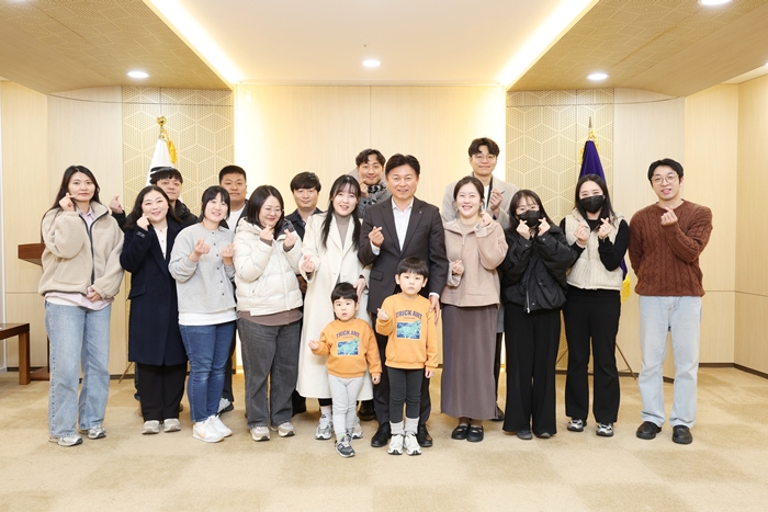 2-1. 프로그램 참여자들과 관계자들이 기념사진을 촬영하고 있다.jpg