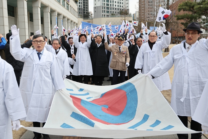 1-3. 시민들이 태극기를 들고 시청 앞 도심을 걷는 ‘만세운동 거리행진’에 참여하고 있다.JPG
