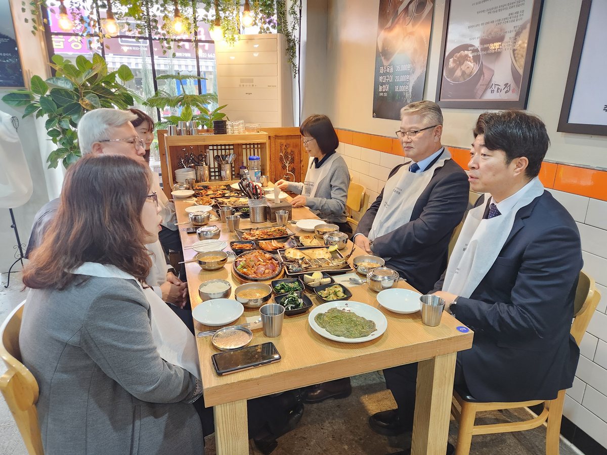 1.1.동 지역사회복지협의체 운영협의회 임원과 간담회 모습.jpg