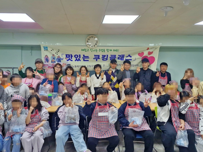 3-1. 협의체위원과 오정동지역아동센터 아이들 단체사진.JPG