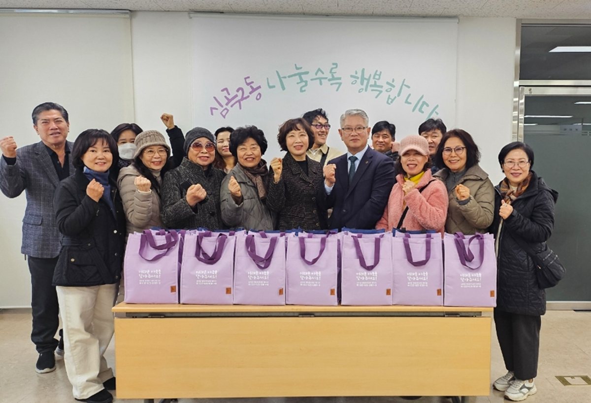 3.1.‘희망 찬(饌) 마음지기’, ‘중장년을 응원하는 희망나눔’ 밑반찬 포장 후 단체 사진.jpg