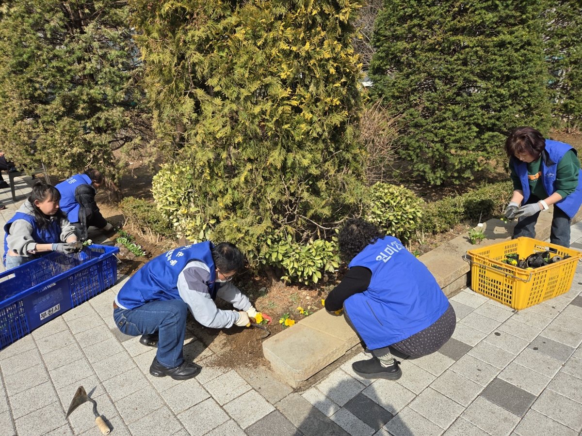 1.1. 원미2동 자생단체원들이 별빛공원 화단에 봄꽃을 심고 있다.jpeg