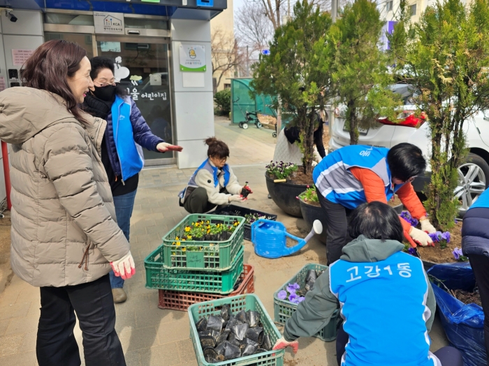 2-1. 동장님과 주민들이 함께 꽃묘 식재하는 모습.jpg