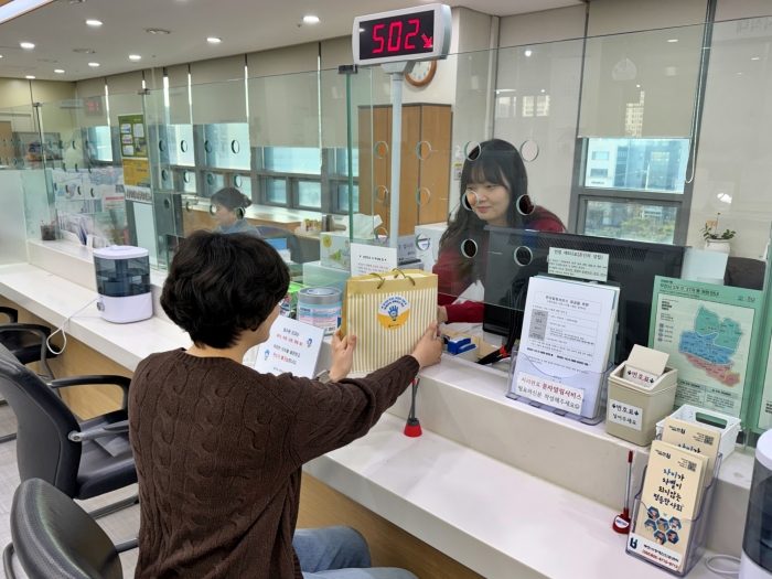 1-1. 출생 축하 기념품 전달하는 모습.jpg