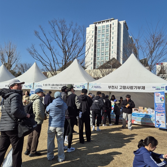 3-2. 방문객들이 홍보부스 이벤트 참여를 위해 줄을 서고 있다.jpg