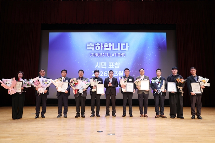 2-1. 2026년 부천시 모범납세자 인증서 수여식 단체 기념촬영.JPG