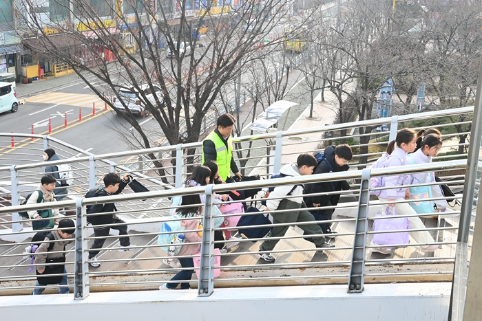 1-1.지난 5일 부천서초등학교 워킹스클버스 모습.jpg