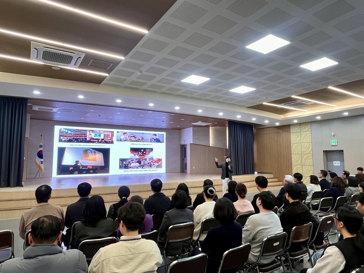 1.2.한기일 작가가 ‘AI 시대, 인간의 역할과 공존’을 주제로 강연을 진행하고 있다..jpg