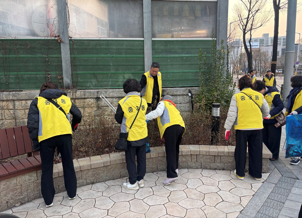 6.1.부천시 원미구 중3동 주민자치회(회장 최규현)는 지난 11일 환경정비 캠페인을 실시했다..jpg