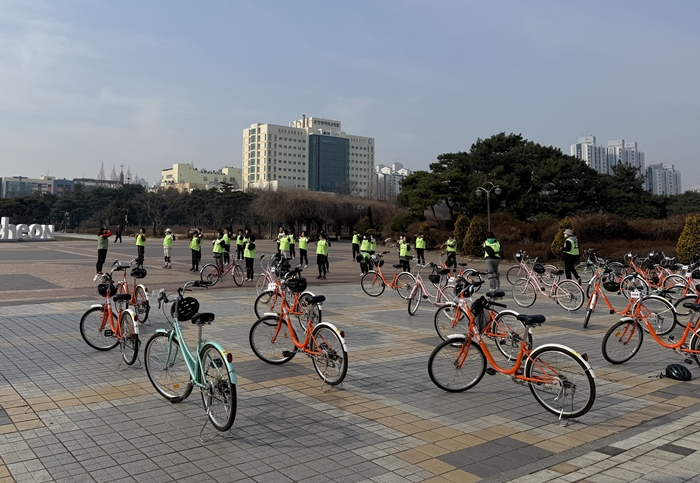 2. 시민들이 부천 중앙공원에서 자전거 수업을 받고 있다.jpg