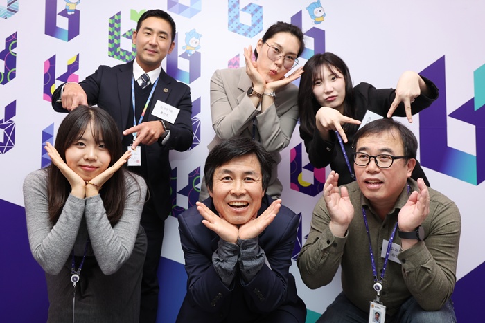 3-2. ‘부천시 유튜브 공무원 서포터즈 2기’ 발대식 기념 단체 사진.JPG