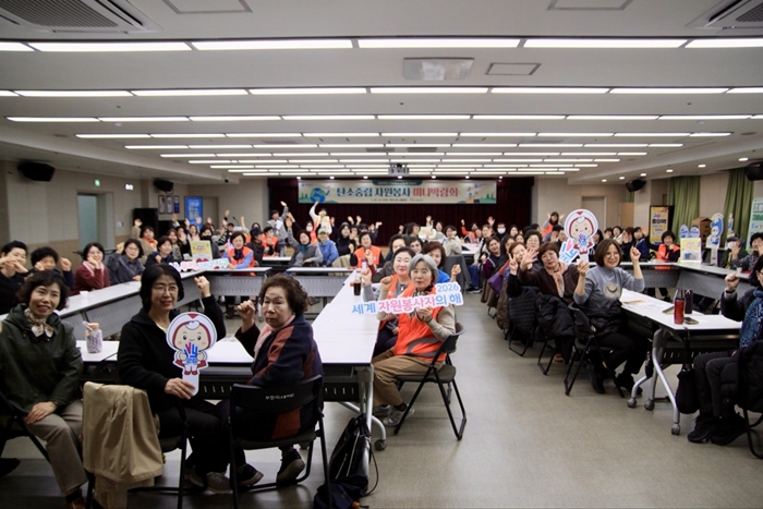 3-3. ‘탄소중립 자원봉사 미니박람회’ 단체 기념사진.jpg