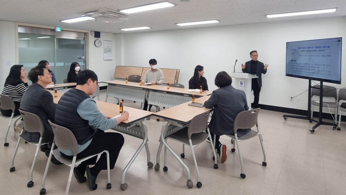 1.2.원미구 가정복지과, ‘경로당 어르신 활력 UP, 근육테크 프로그램’을 주제로 연찬회 발표를 진행 중이다..jpg