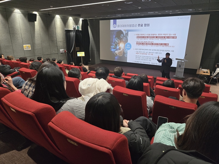 4-2. 김준영 한국산업안전보건공단 경기중부지사 과장이 강연하고 있다.jpg