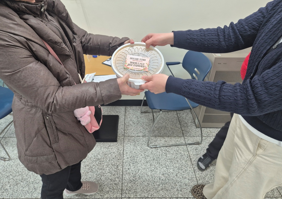 2-1. 반찬을 전달받은 이웃주민.jpg