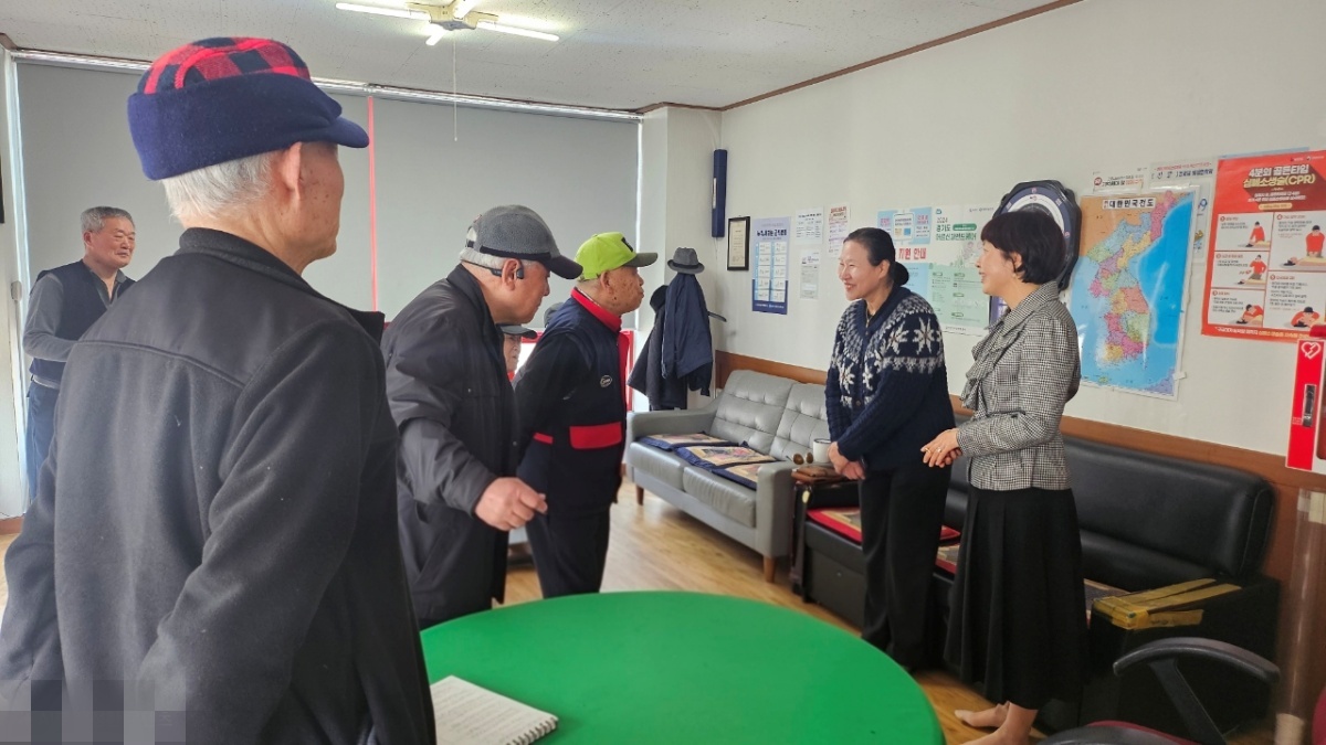 1-2. 경로당 어르신의 불편 사항을 청취하고 있는 사진.jpg