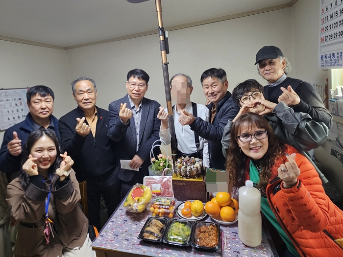 2-1. '찾아가는 어르신 생신 축하 사업' 단체 사진.jpg