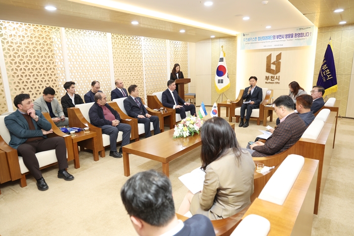 2-1. 우즈베키스탄 청년미래재단 관계자 부천시 방문 면담 모습.JPG