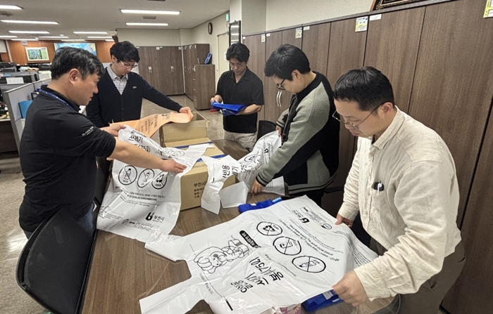 1-1. 부천시 자원순환과 직원들이 종량제봉투를 점검하고 있다.jpg