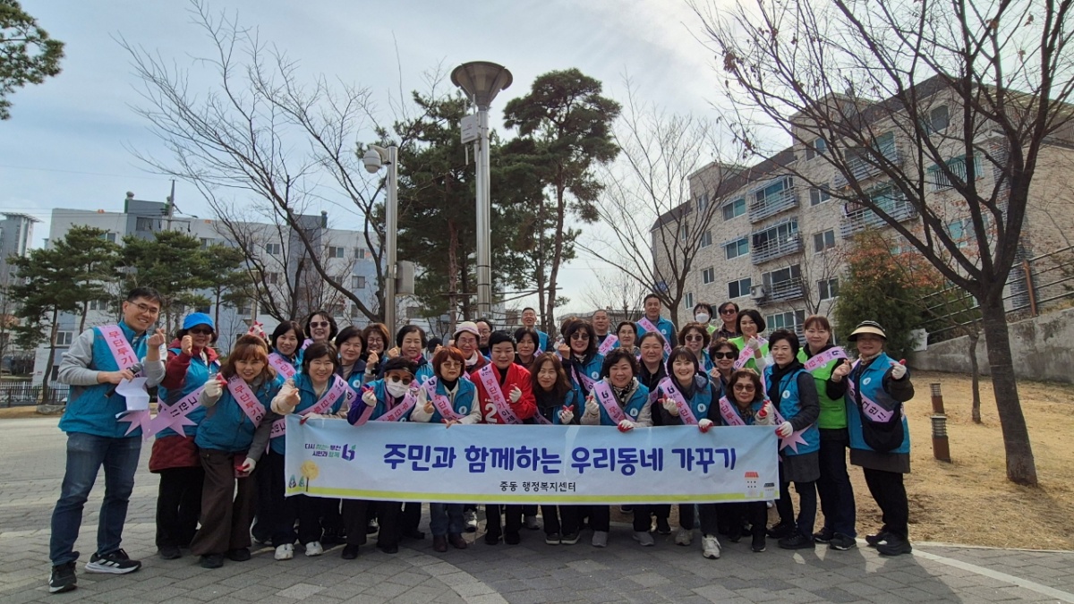 3-1. 원미구 중동(동장 김미영)과 중동 단체원, 마을공동체 회원들이 무단투기 근절 위한 무단투기 취약지 집중청소 및 올바른쓰레기 배출법 현장홍보 활동을 펼쳤다..jpg