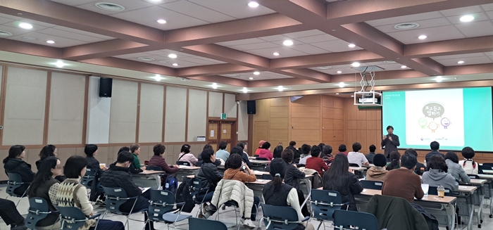 5-2. 지역사회보장협의체 위원들이 생명지킴이 교육을 받고 있다.jpg
