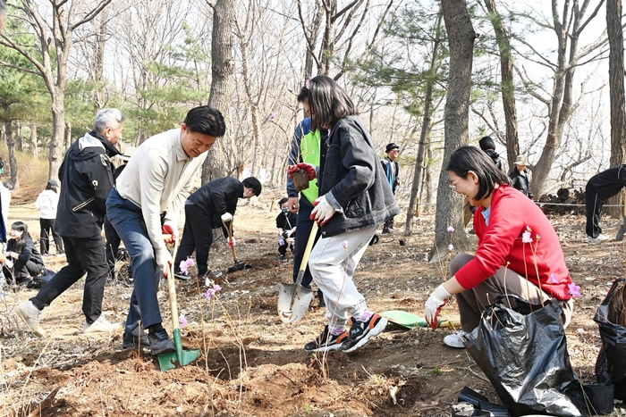 1-1. ‘제81회 식목일 나무심기’ 행사.jpg