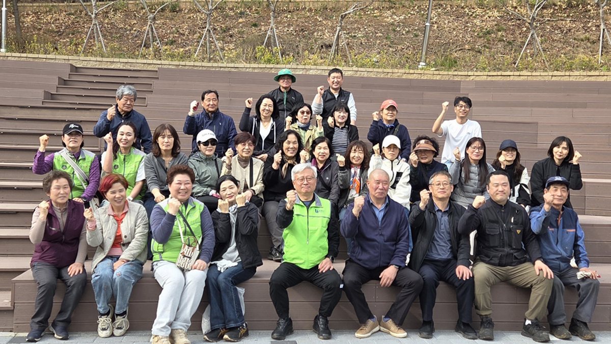 1.3.제28회 부천도당산 벚꽃축제 대비 환경정비·안전점검을 마치고 기념촬영을 하고 있다.jpg