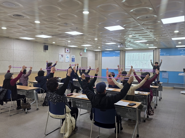 4-1. 어르신들이 ‘튼튼 시니어 운동교실’에서 탄력밴드를 이용한 운동을 하고 있다.jpg