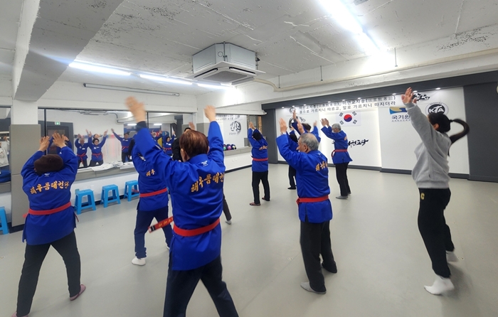 5-2 해우름 태권단이 단체 운동을 하고 있다.jpg