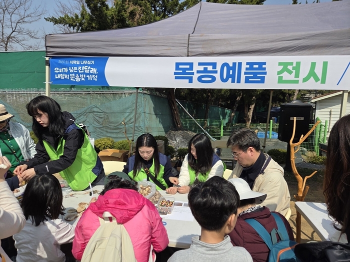 2. 목공예품 전시와 체험 프로그램 운영 모습.jpg