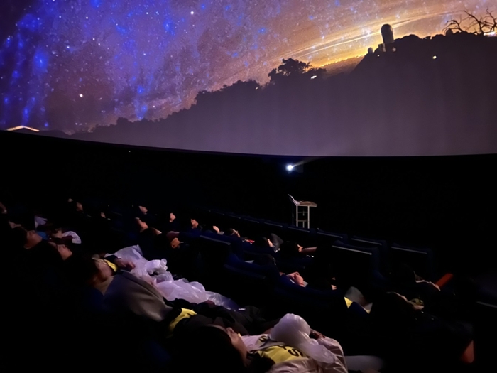 1-3. 천체영상을 관람하는 시민들.jpg