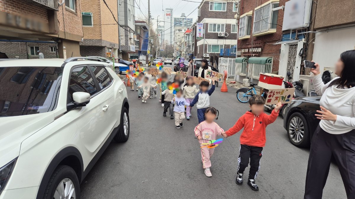 2.3.어린이집 원아들이 환경보호 피켓을 들고 거리 캠페인을 벌이고 있다.jpg
