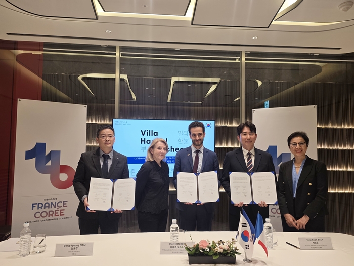 1. 업무협약서 서명 후 기념 촬영.jpg