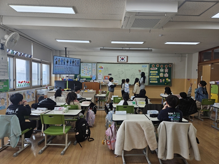 7-1. 덕산초 2학년 1반 ‘학급으로 찾아가는 장애인권보장 교육’ 모습.jpg